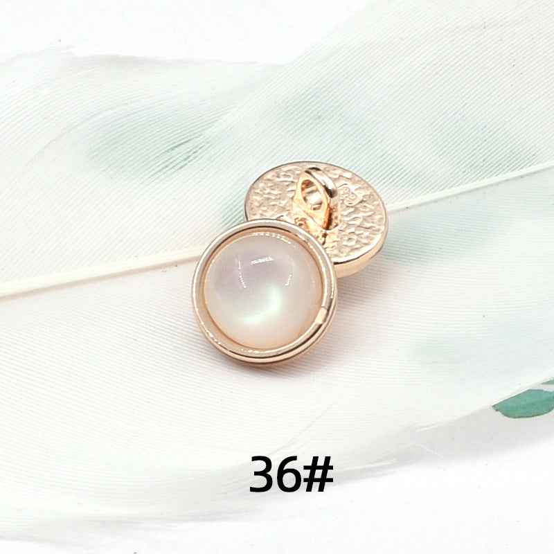 Knopf 36#: runder Resin-Kopf, goldfarbene Metallöse, schimmernd hellrosa/creme