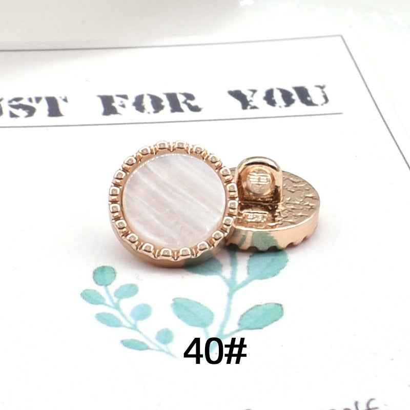 Knopf 40#: runder Resin-Kopf, goldfarbene Metallöse, milchig-hell mit feiner Struktur