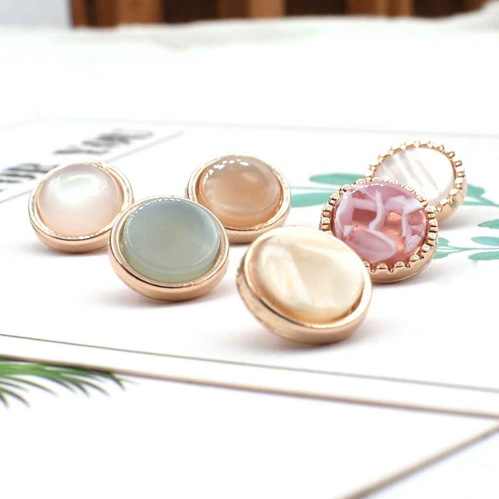 Knöpfe-Set: runde Resin-Metall-Schaftknöpfe in Creme-, Blau- und Rosatönen mit Fassungen