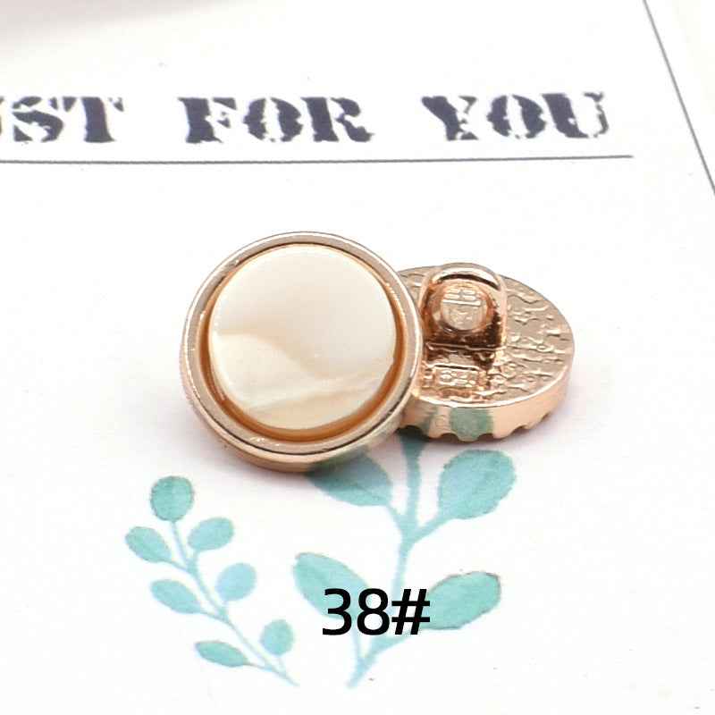 Knopf 36#: runder Resin-Kopf, goldfarbene Metallöse, schimmernd hellrosa/creme