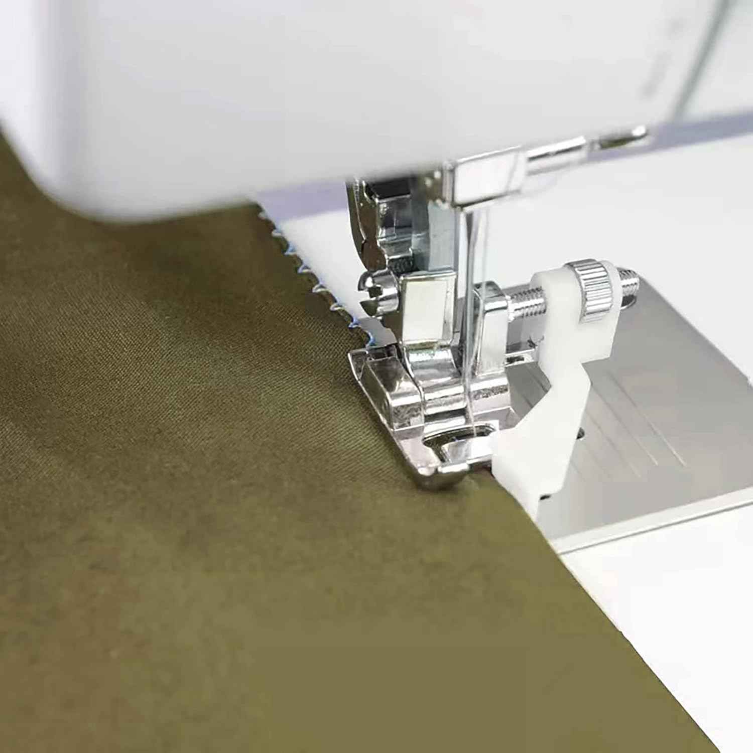 Blindstitch-Hemmerfuß am Stoffsaum, Niederschaft Snap-On, weißer Fuß
