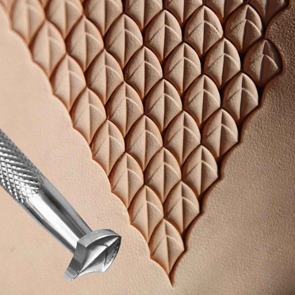 Lederstempel prägt Drachen-Schuppenstruktur auf beiges Leder