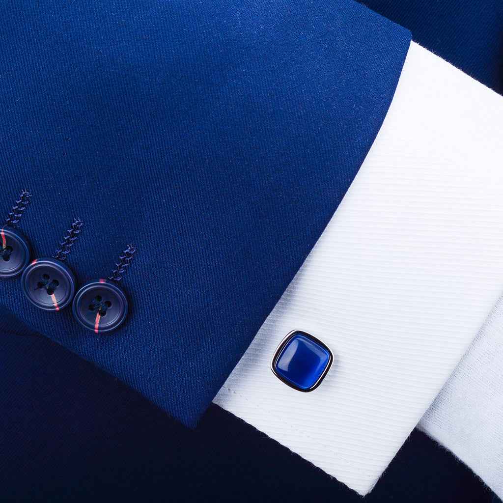Blauer quadratischer Cat’s-Eye Manschettenknopf mit silberner Umrandung am Ärmel