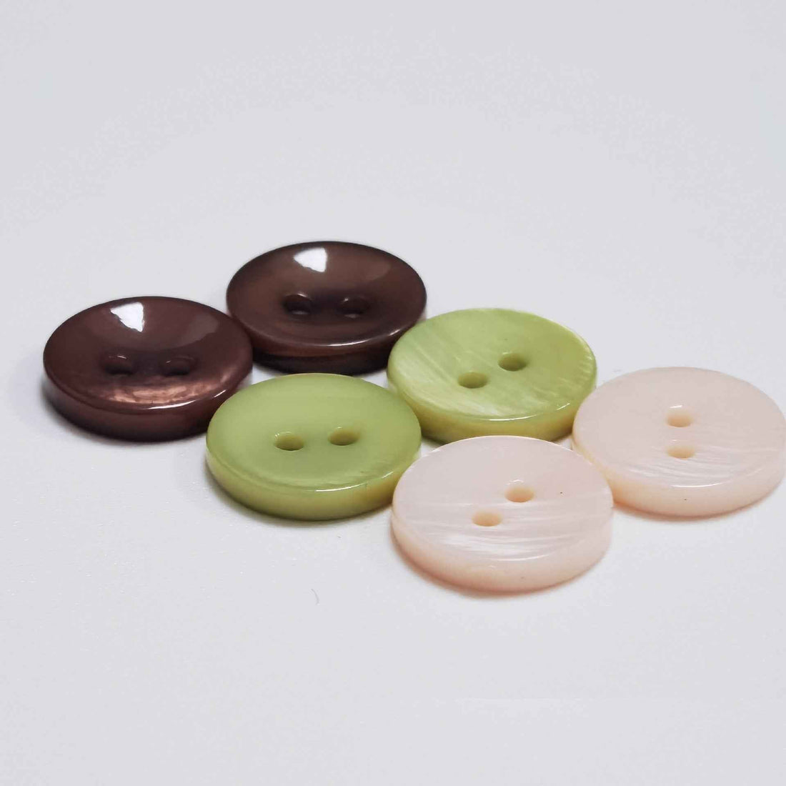 Round mother-of-pearl buttons (15mm), 4-hole set: dark brown, light green, pale pink