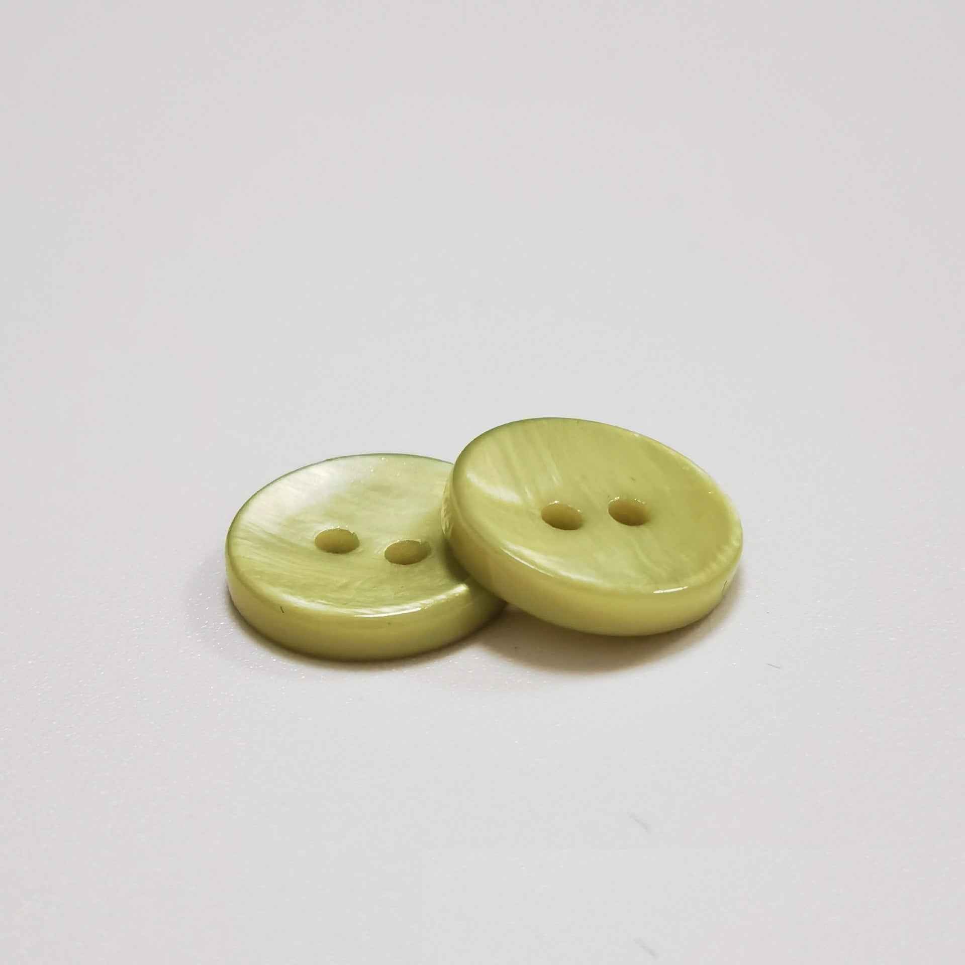 Round mother-of-pearl buttons (15mm), 4-hole set: light yellow-green