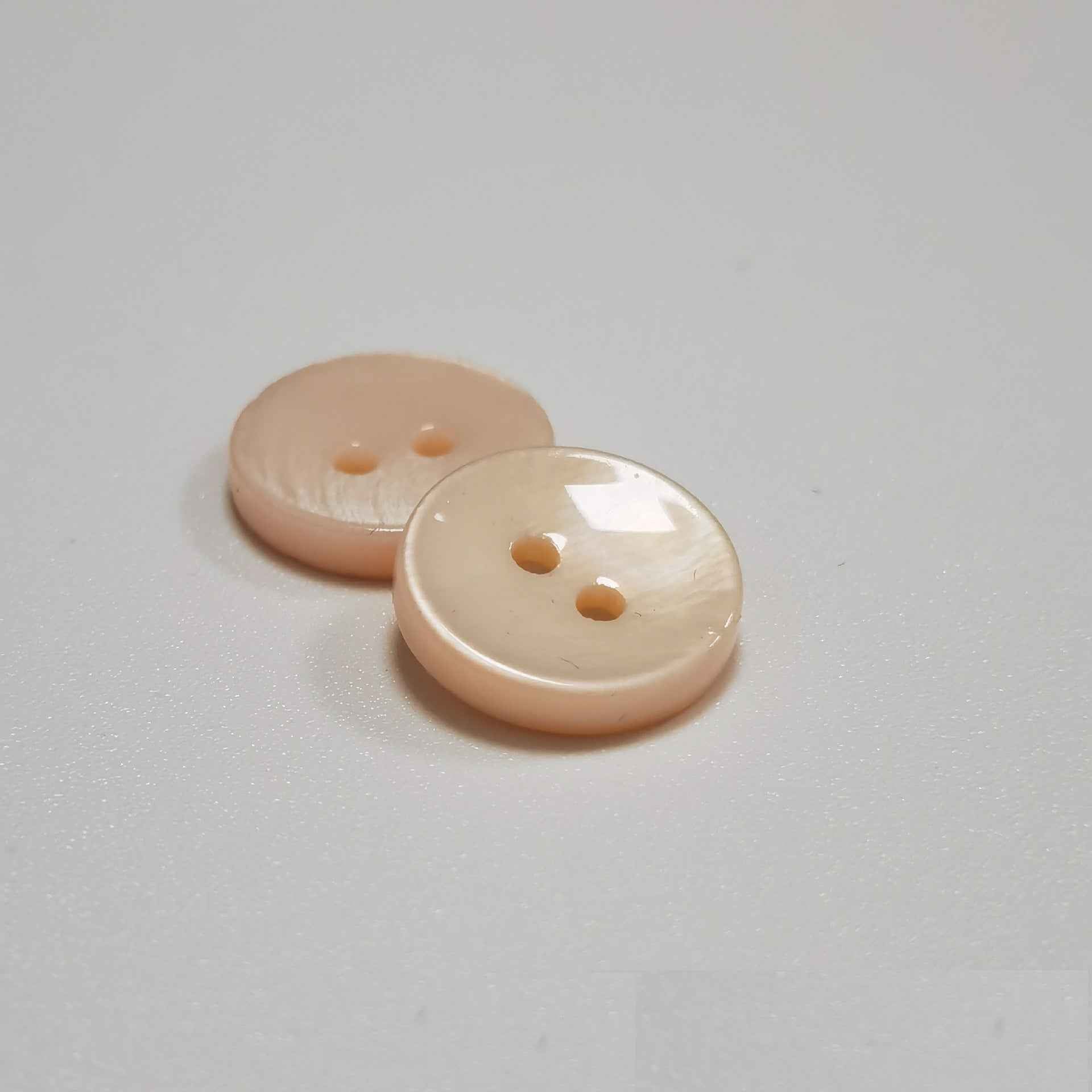 Round mother-of-pearl buttons (15mm), 4-hole set: pale peach beige