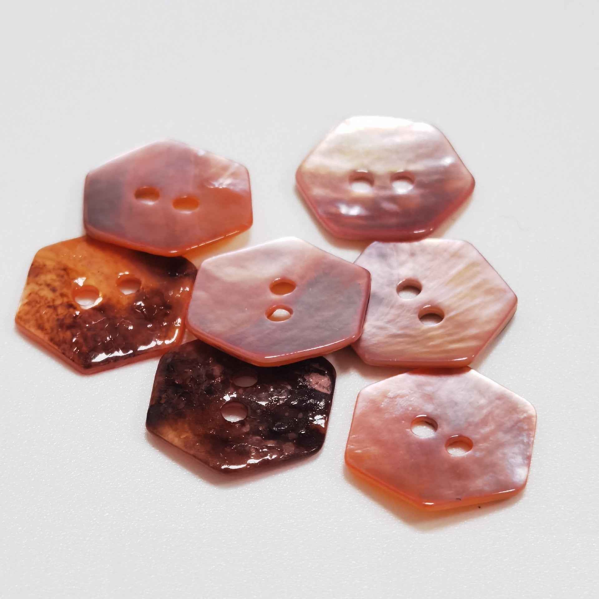 Sechseckige Perlmutt-Knöpfe mit zwei Löchern, rosé und braun marmoriert
