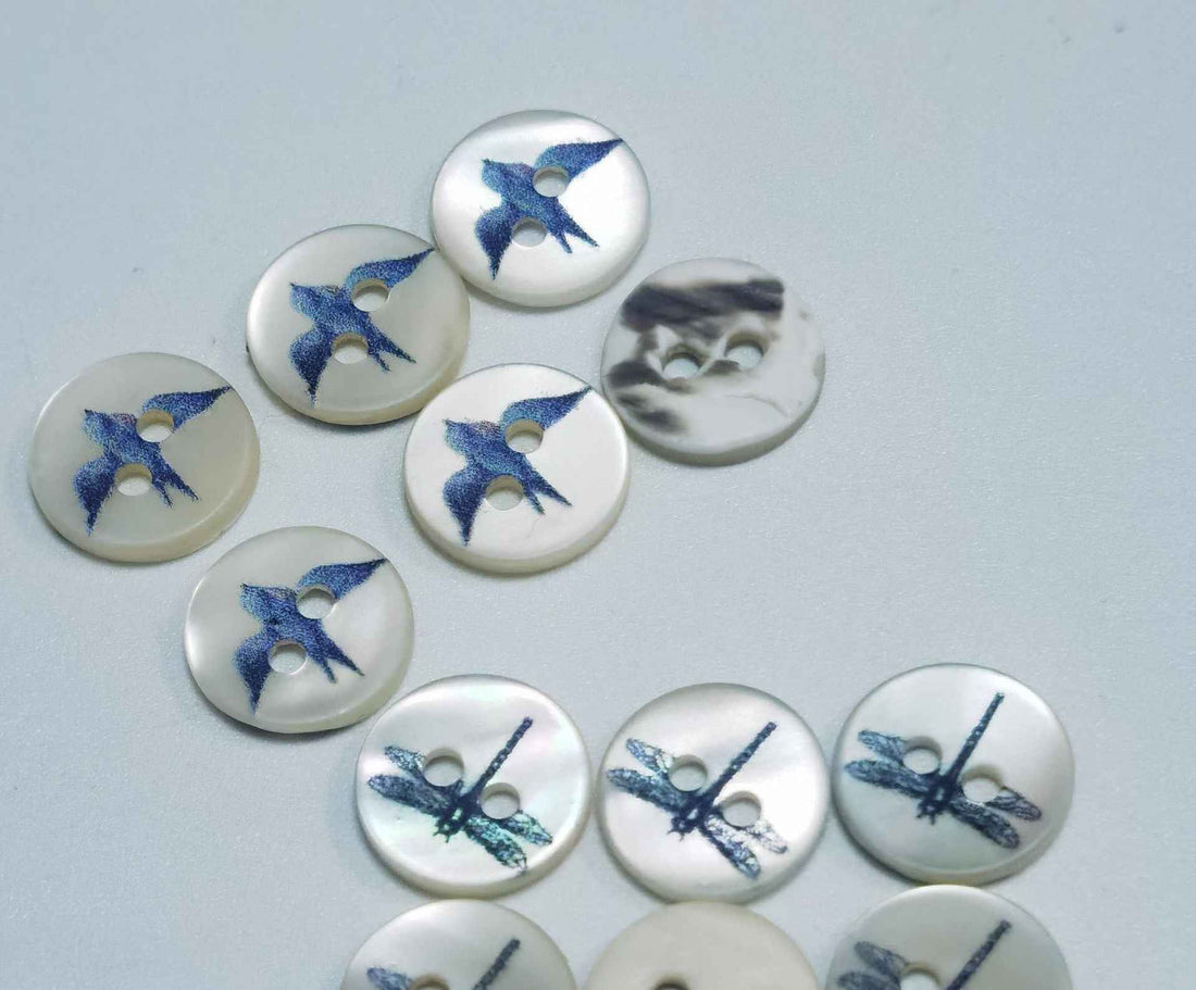 Perlmuttknöpfe rund mit blauem Schmetterlings/Libellenmuster und 2 Löchern
