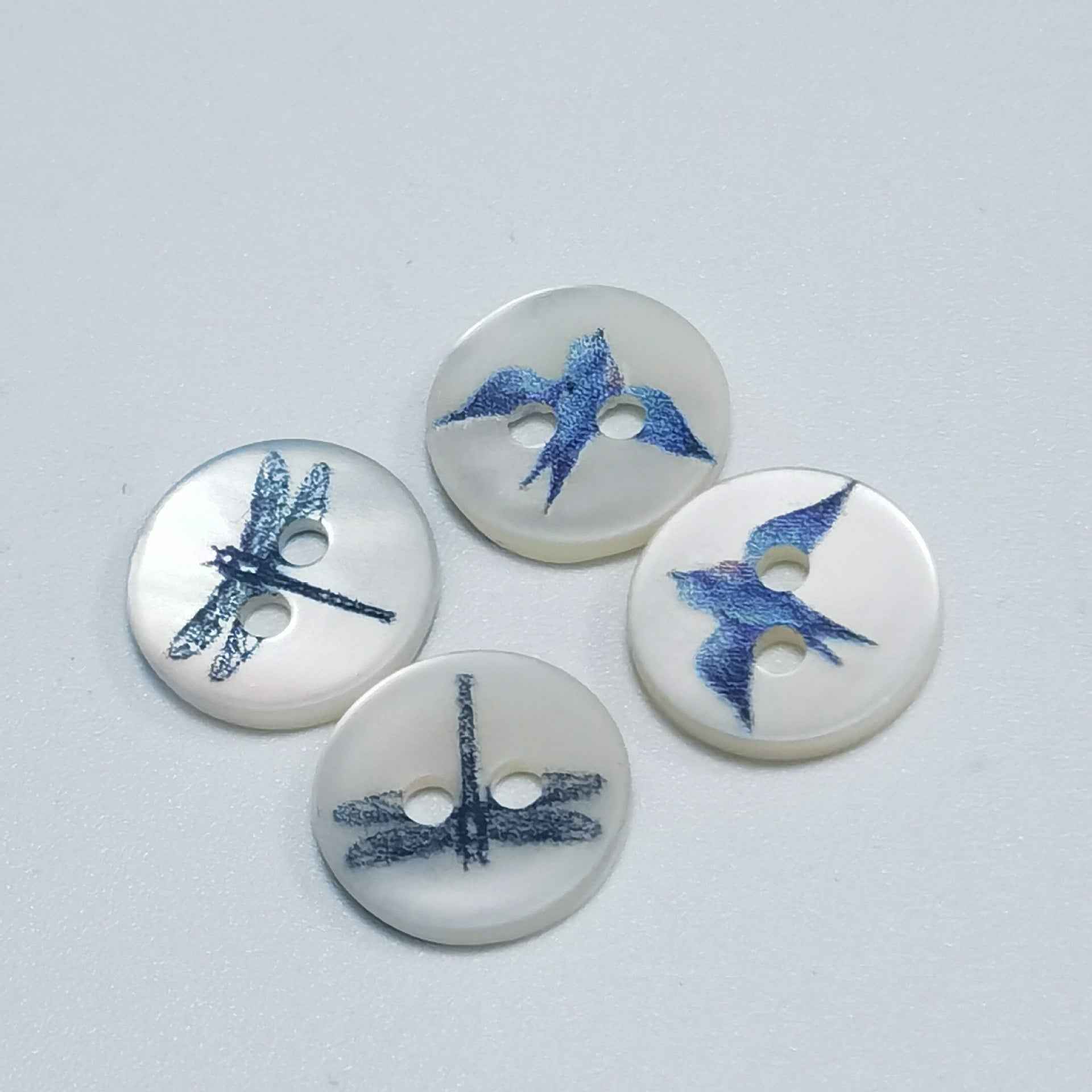 Perlmuttknöpfe rund mit blauem Schmetterlings- und Libellenmotiv, 2 Löcher