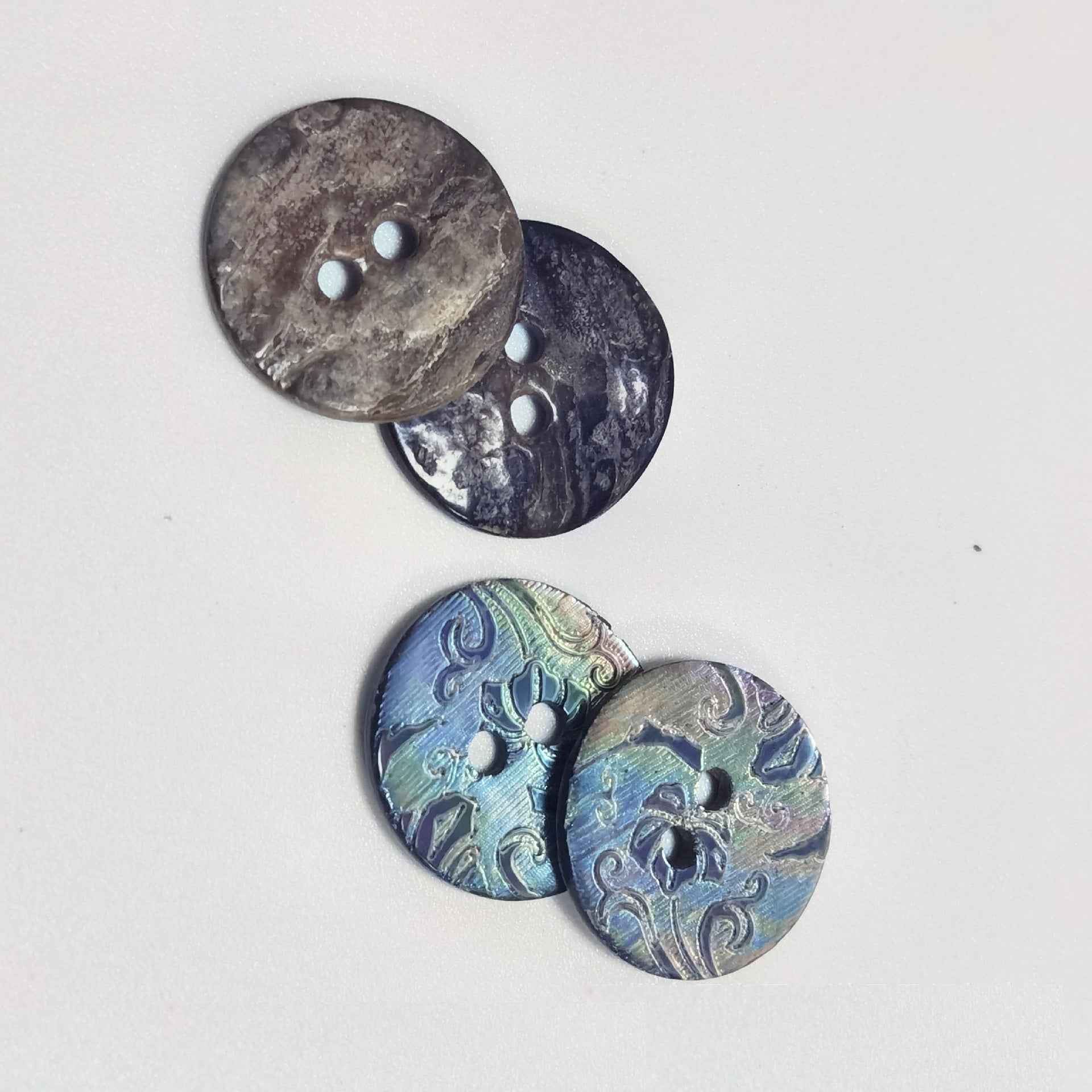 Runde Perlmuttknöpfe dunkelblau mit Regenbogen-Glanz, 2 Löcher, Ornamente