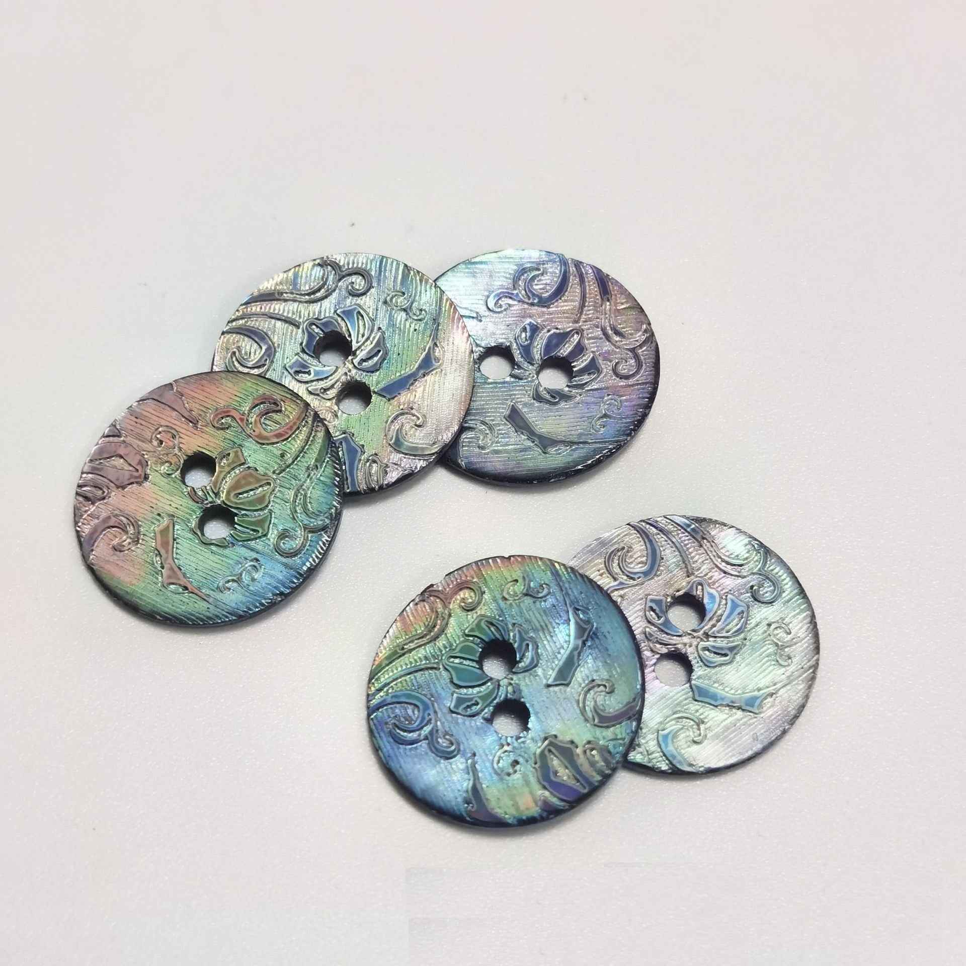 Perlmuttknöpfe 24L (15 mm), rund, blau-grau Schimmer, florale Prägung, 2 Löcher
