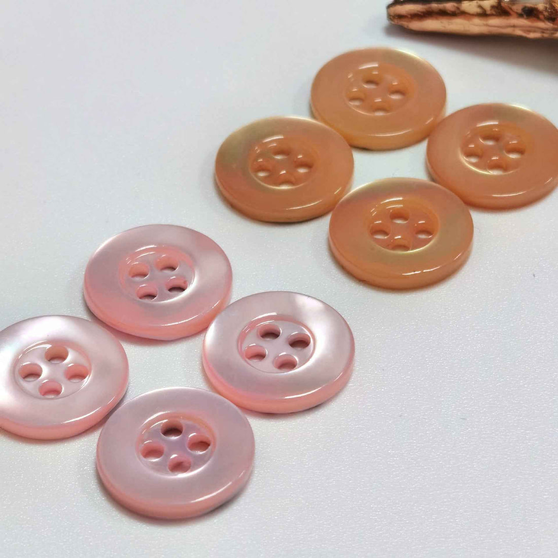 Orange-rosa Perlmuttknöpfe mit breitem Rand, 4 Löcher (100er Pack)