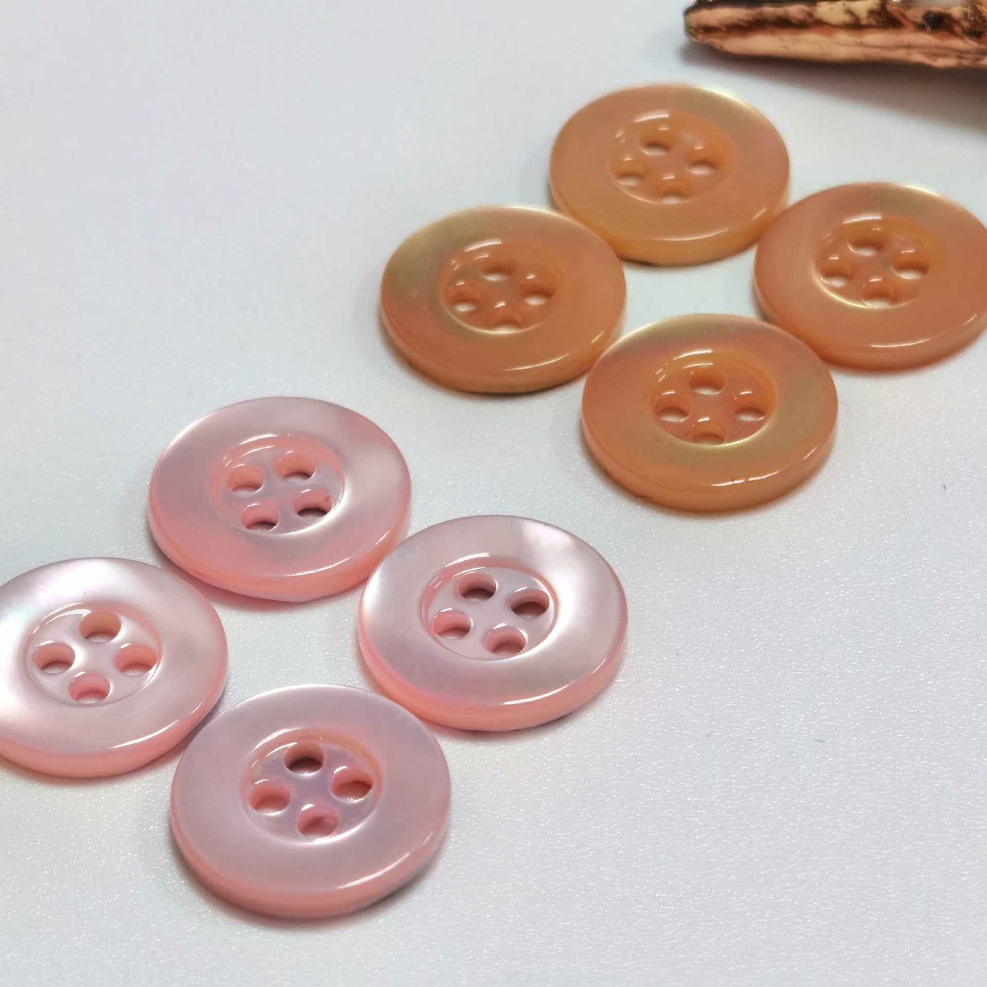 Orange-rosa Perlmuttknöpfe mit breitem Rand, 4 Löcher (100er Pack)