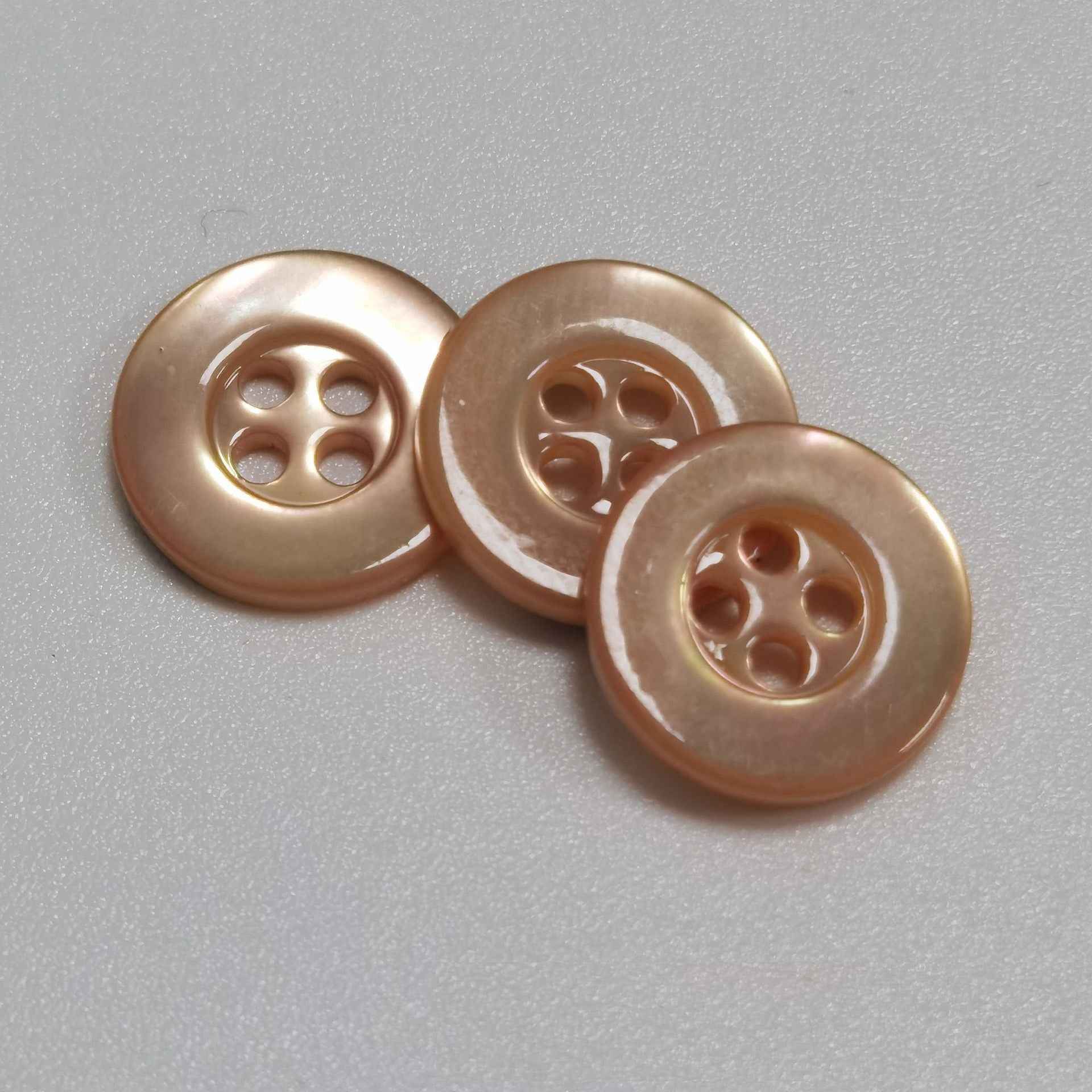 Goldbraune Perlmuttknöpfe mit breitem Rand, 4 Löcher