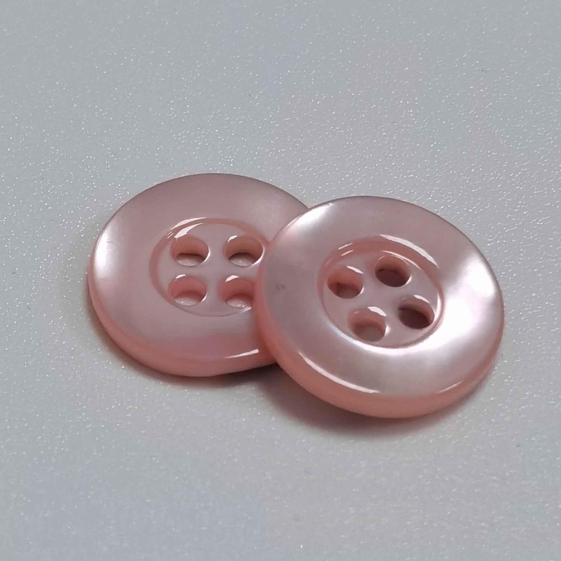 Roséfarbene Perlmuttknöpfe mit breitem Rand, 4 Löcher