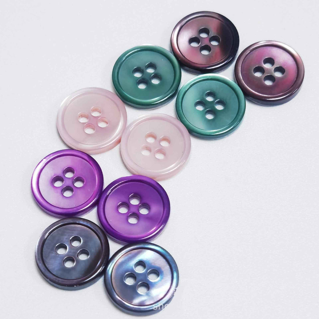 Assorted round 4-hole shell-look buttons with iridescent finish