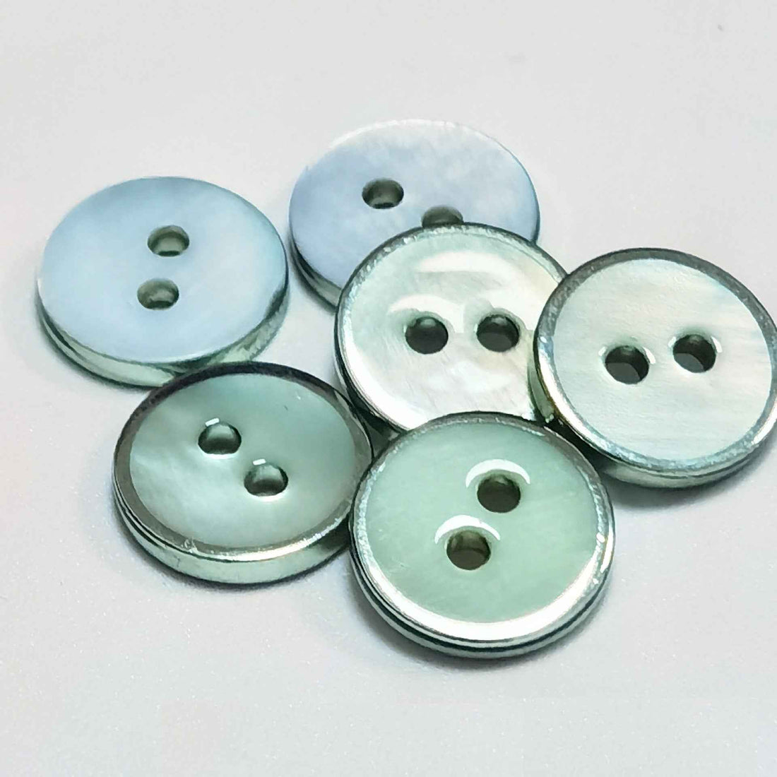 Round 2-hole freshwater shell buttons, pale blue with silver edge (pack)