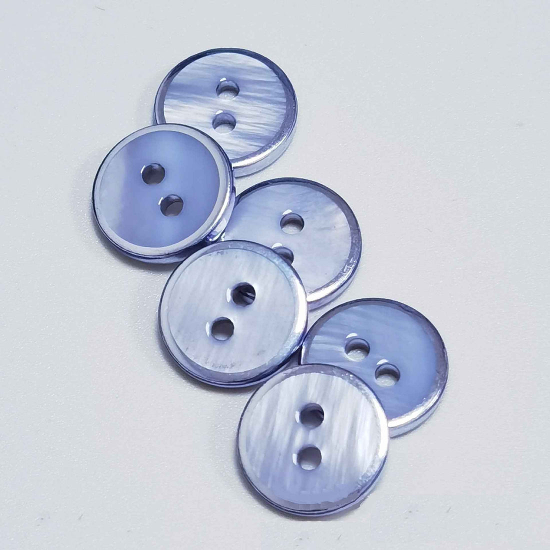 Round 2-hole freshwater shell buttons, pale blue with silver edge (pack)