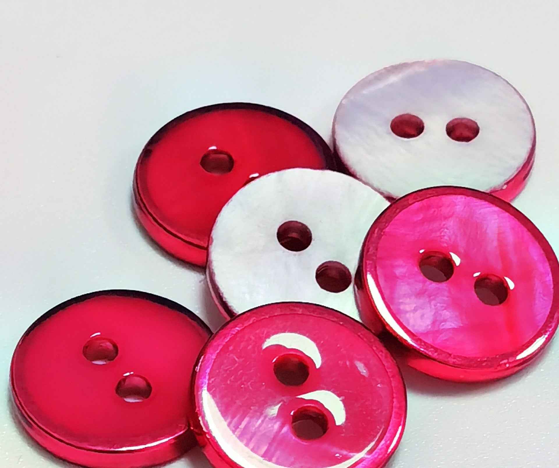 Round 2-hole freshwater shell buttons, red and pink mix with silver edge (pack)