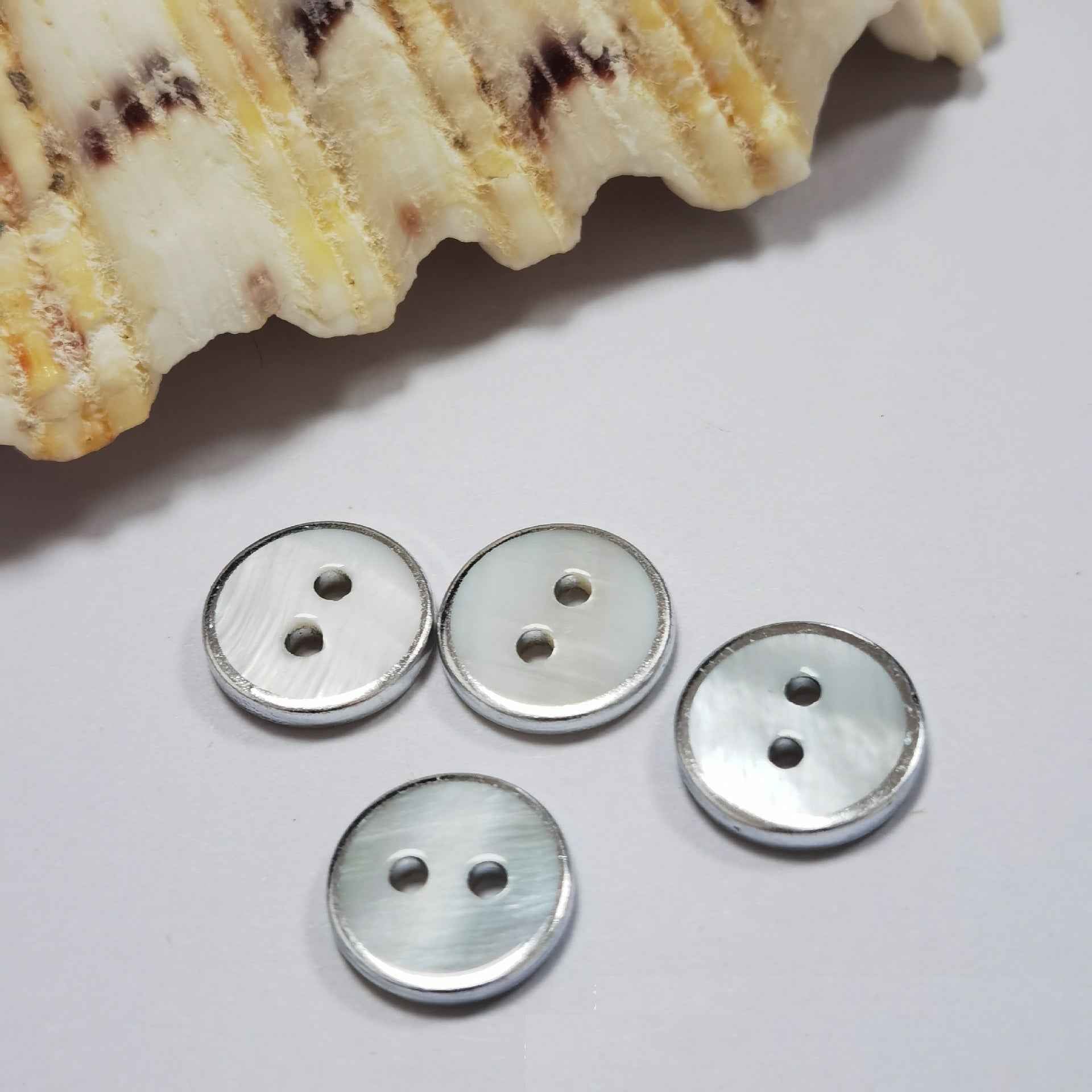 Round 2-hole freshwater shell buttons, silvery white with silver edge (pack)