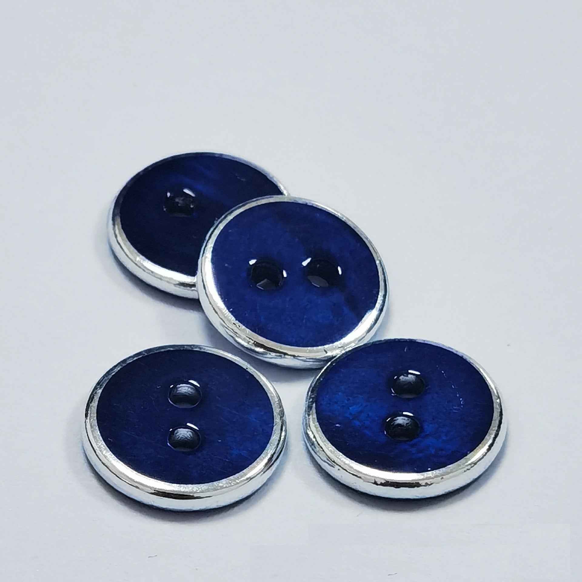 Round 2-hole freshwater shell buttons, dark blue with silver edge (pack)