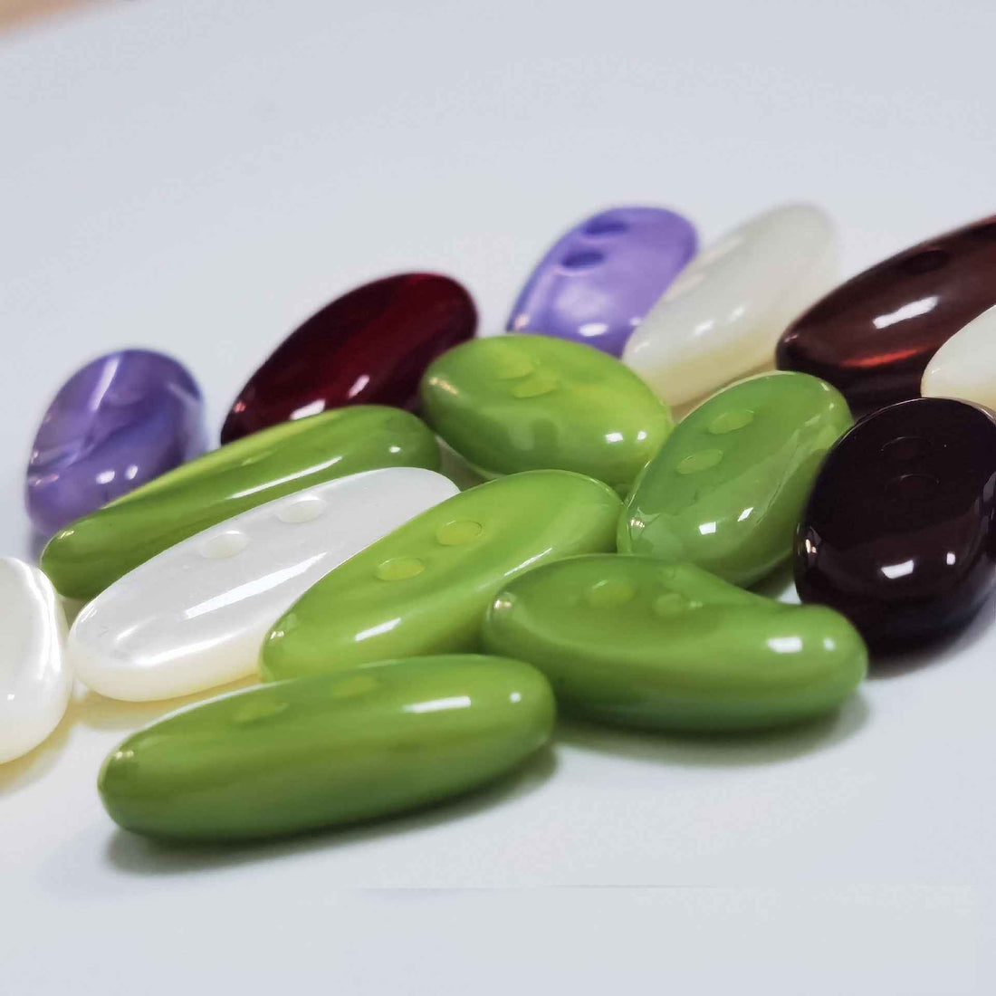 Ovale Perlmutt-Knöpfe mit 2 Löchern, mehrfarbig: grün, violett, rot, weiß