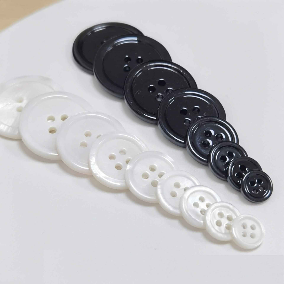 Muschelknöpfe zum Nähen, Schwarz und Weiß, 4 Löcher, 99er Pack
