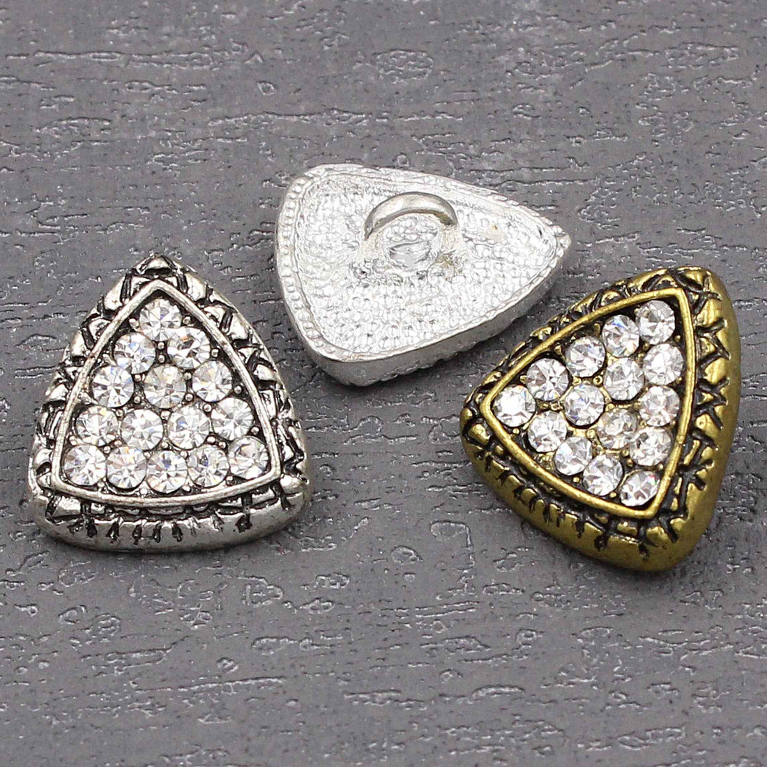 Dreieckiger Metallknopf mit Strass, silberfarbenes Finish