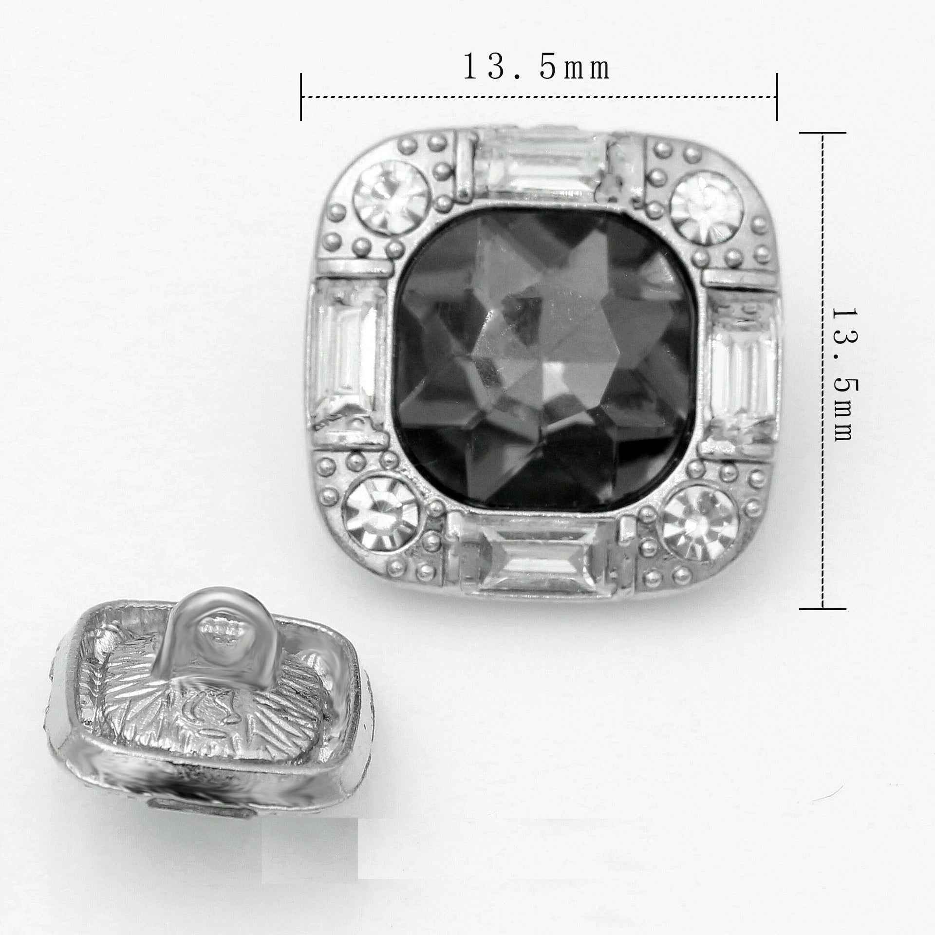 Quadratischer Strassknopf, silberfarbenes Metall, dunkler Kristall, Zierfassung