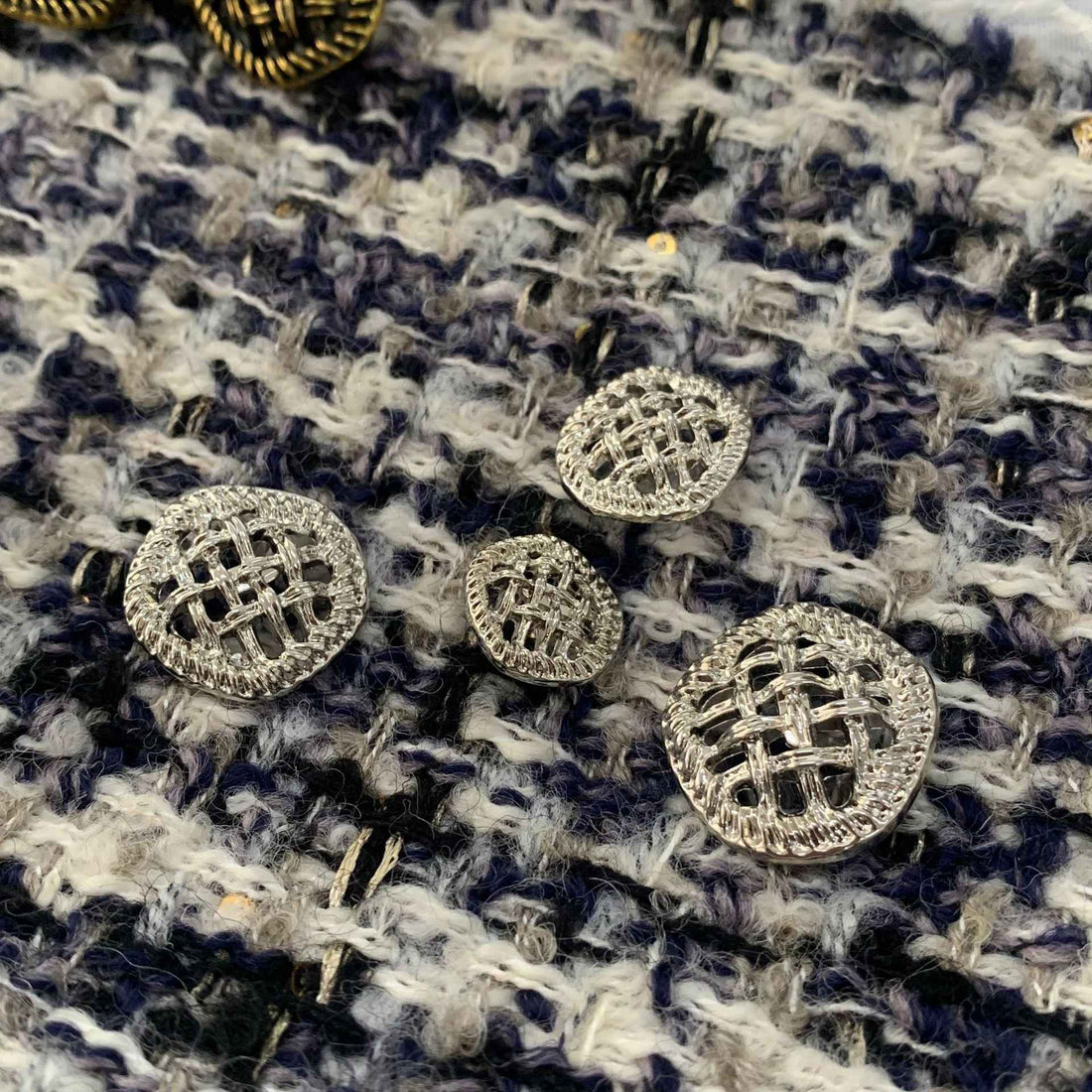 Goldfarbene Zierknöpfe mit hohlem Mesh-Muster und Metallstiel, rund (Set)