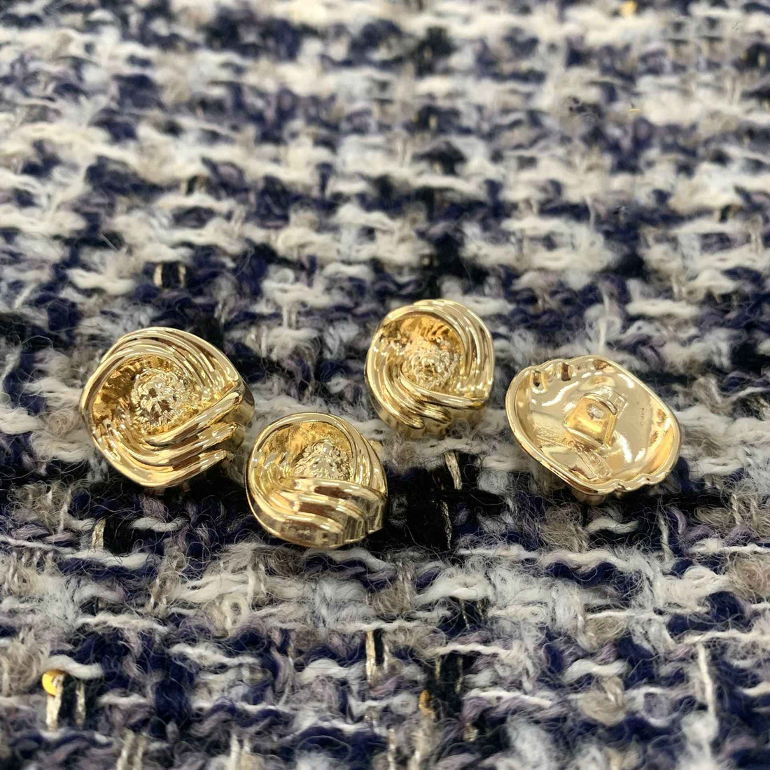 Goldene unregelmäßige Metallknöpfe mit Löwenkopf-Relief und geriffeltem Rand, 5er-Set sichtbar