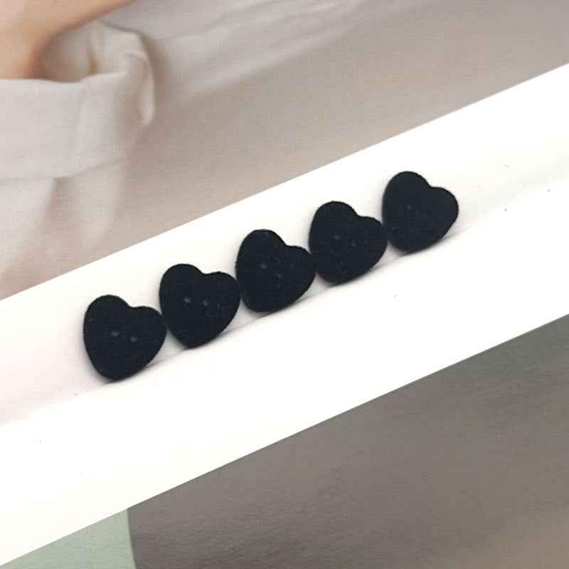 Heart-shaped 2-hole velvet resin buttons, black hearts with two holes each