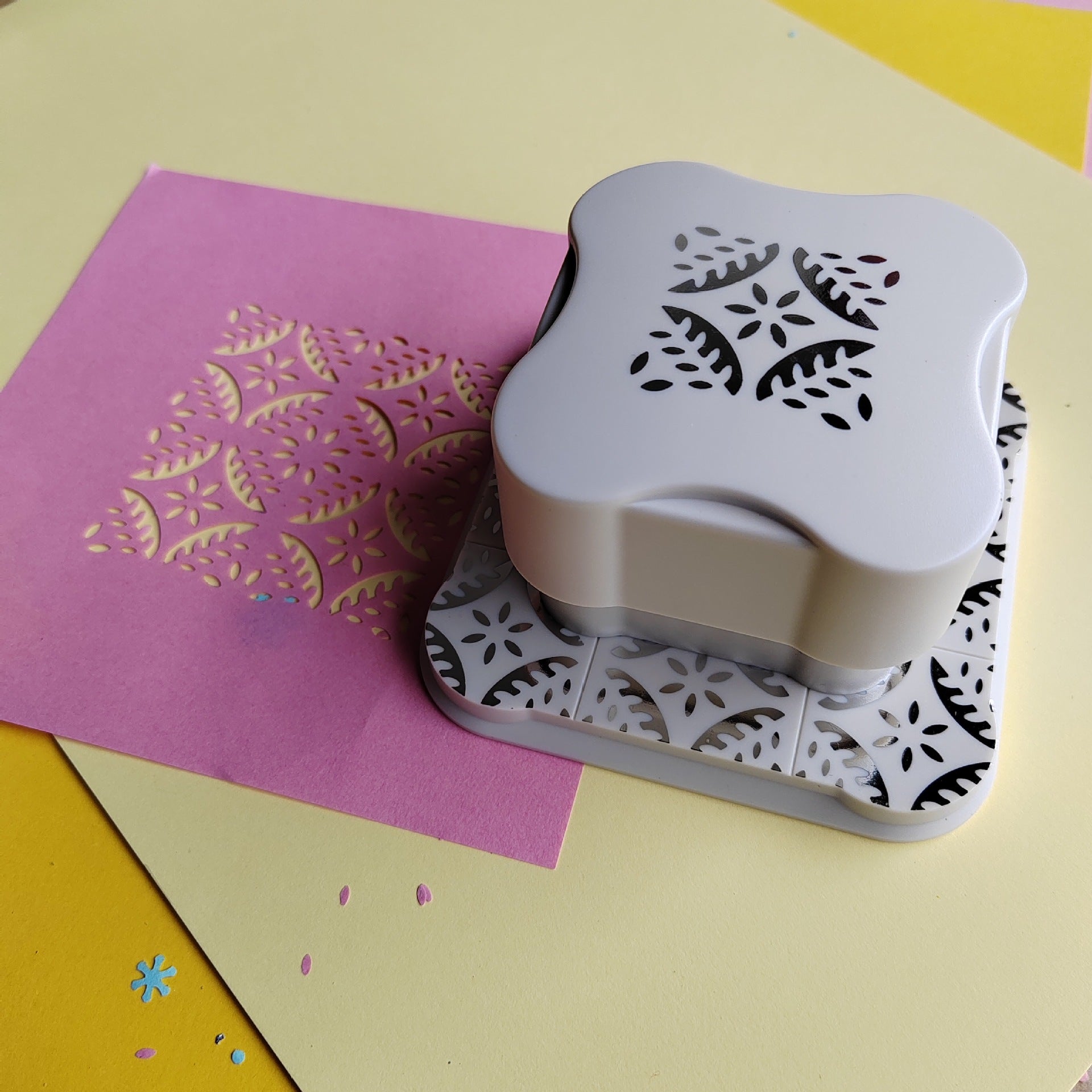 Decorative Edge Punch & Scrapbooking Stencil Cutter for Paper Crafting Leaf