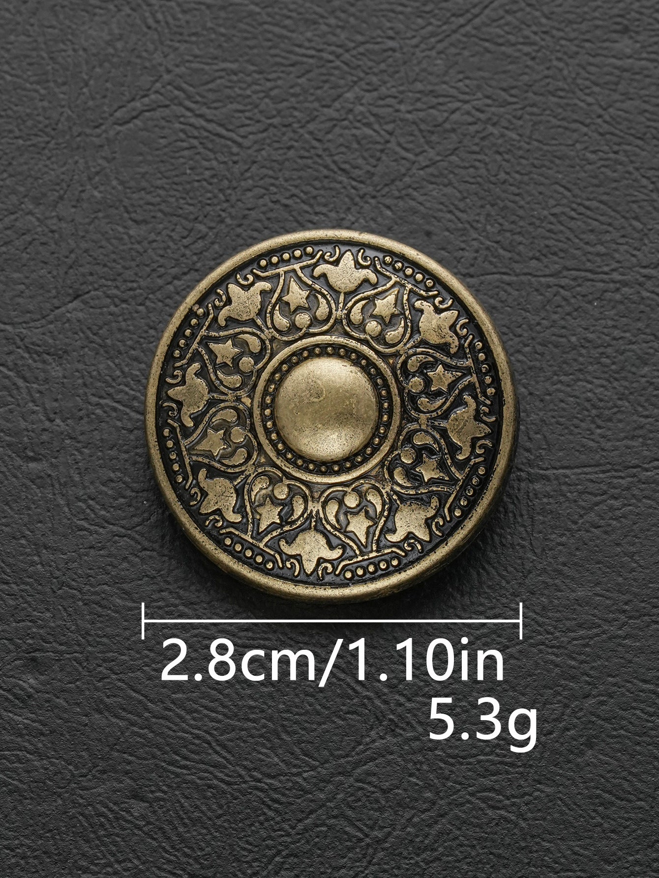 Antik-bronzefarbener runder Metallknopf mit Ornamentrelief und goldener Mitte