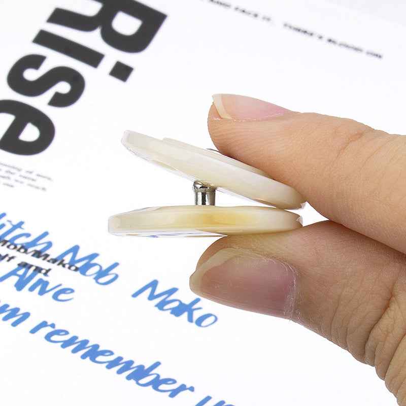 Haft-/Druckknopf-Ansicht: zwei Teile eines verdeckten Harz-Knopfes, weiß/beige