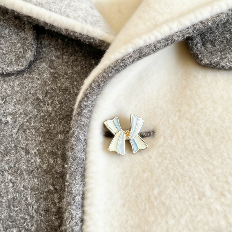 3D Schleifenknopf aus Metall mit weißem und himmelblauem Emaille-Finish, Vorderansicht