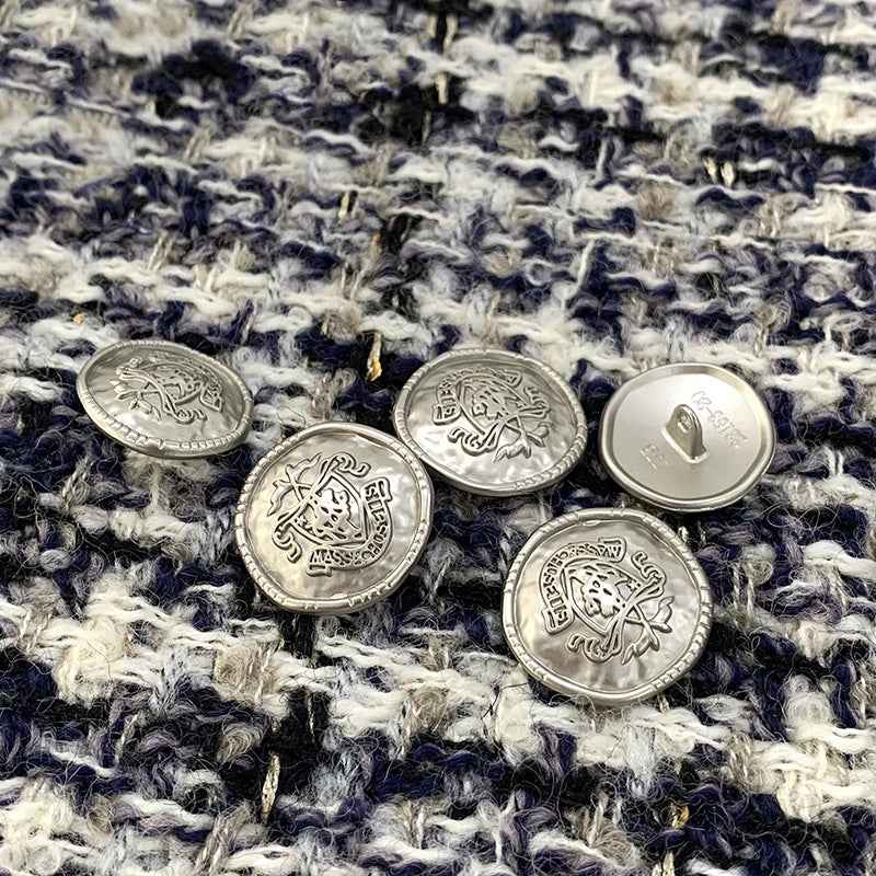 Runde Ziernieten/Knöpfe aus Metall, goldfarbig mit erhabenem Wappenmotiv und Öse.