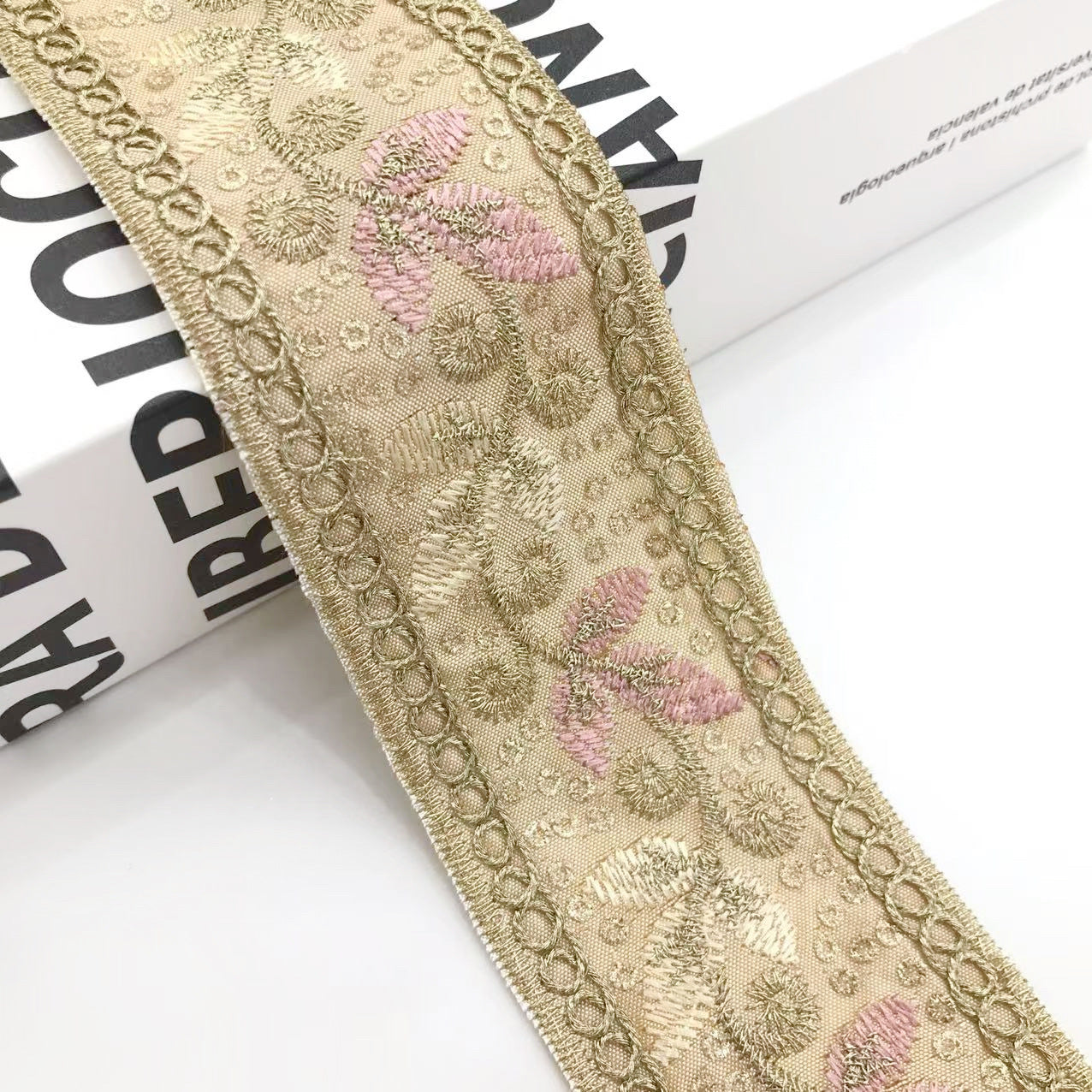Goldene Blattmuster-Borte mit beiger Fläche und rosa Ornamenten, schmaler Saum