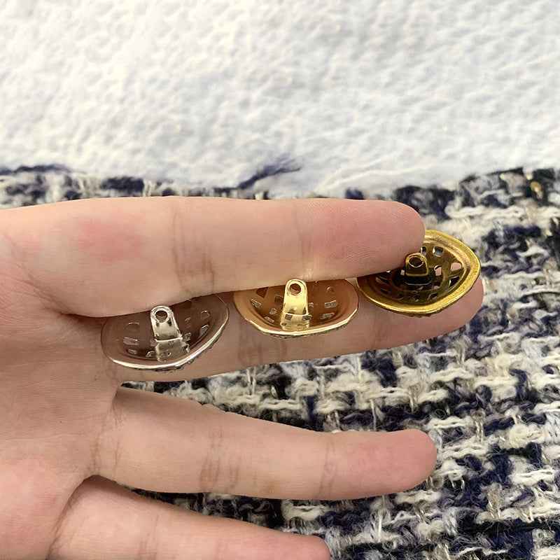 Rückseite von Metallstiel-Knöpfen in Gold und Silber, rund, hohles Mesh-Muster