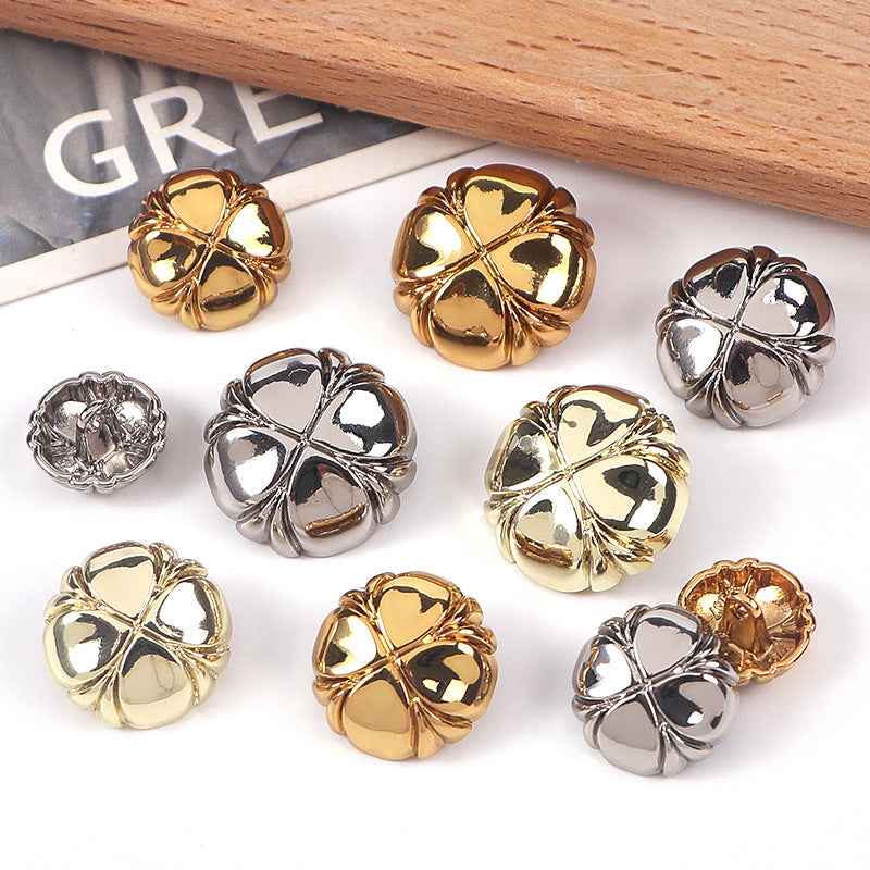 Gewölbte Clover-Metallknöpfe in Gold und Silber, mehrere im Set