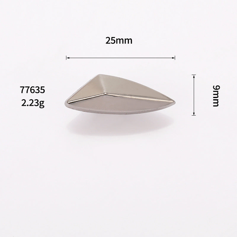 Einzeln gezeigter Diamant-förmiger Metall-Schaftknopf in Nickel, 25x9 mm