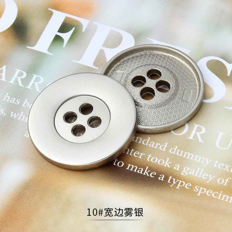银色圆形四孔金属纽扣，表面细纹纹理，缝制用