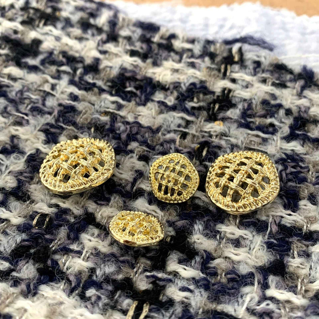 Goldfarbene Zierknöpfe mit hohlem Mesh-Muster und Metallstiel, rund (Set)