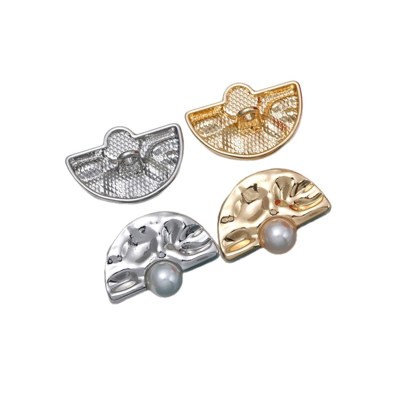 Set aus halbkreisförmigen Metallknöpfen in Silber und Gold mit Perle