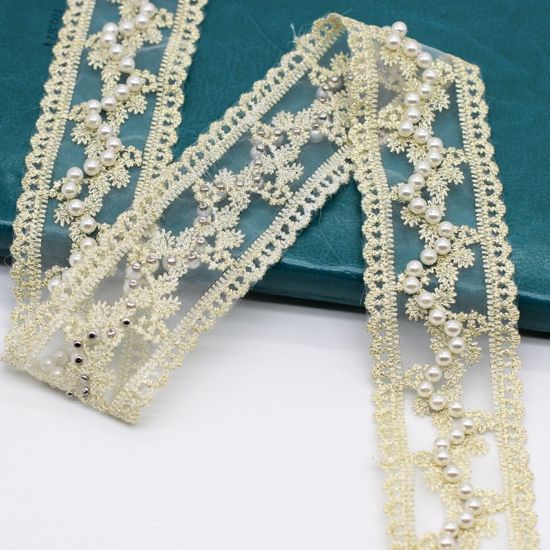 Goldfarbener Organza-Spitzenbandbesatz mit Perlenreihe und floralen Stickereien