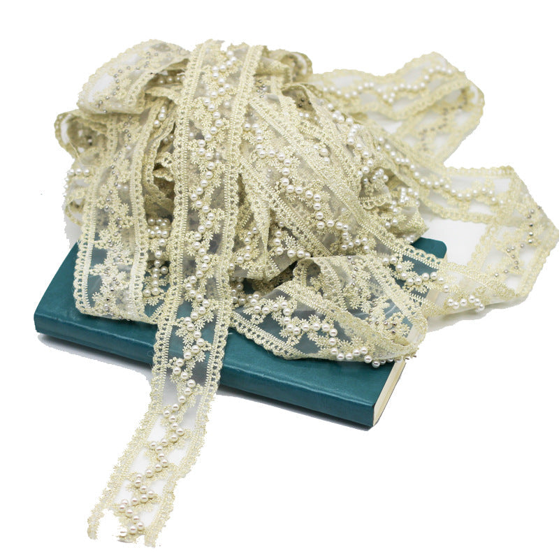 Goldfarbener Organza-Spitzenbandbesatz mit perlenbesetzten Stickereistreifen und Schleifen