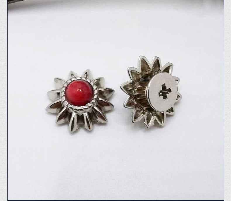 13mm Chrysanthemum-Ohrstecker mit rotem Stein und silberner Metallfassung, Schraubverschluss
