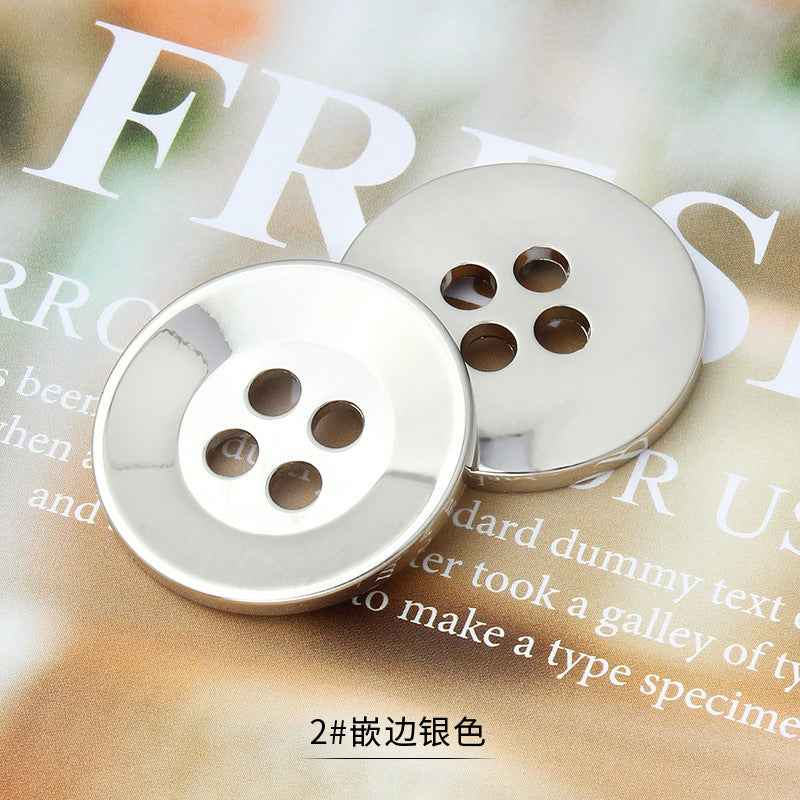 金色圆形四孔金属纽扣，光滑表面，边缘包金细节