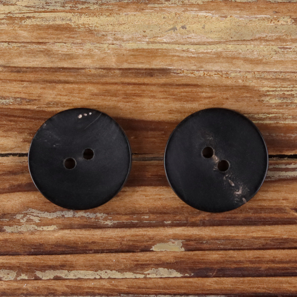 Round 2-hole natural horn buttons, black scorched finish (pair)