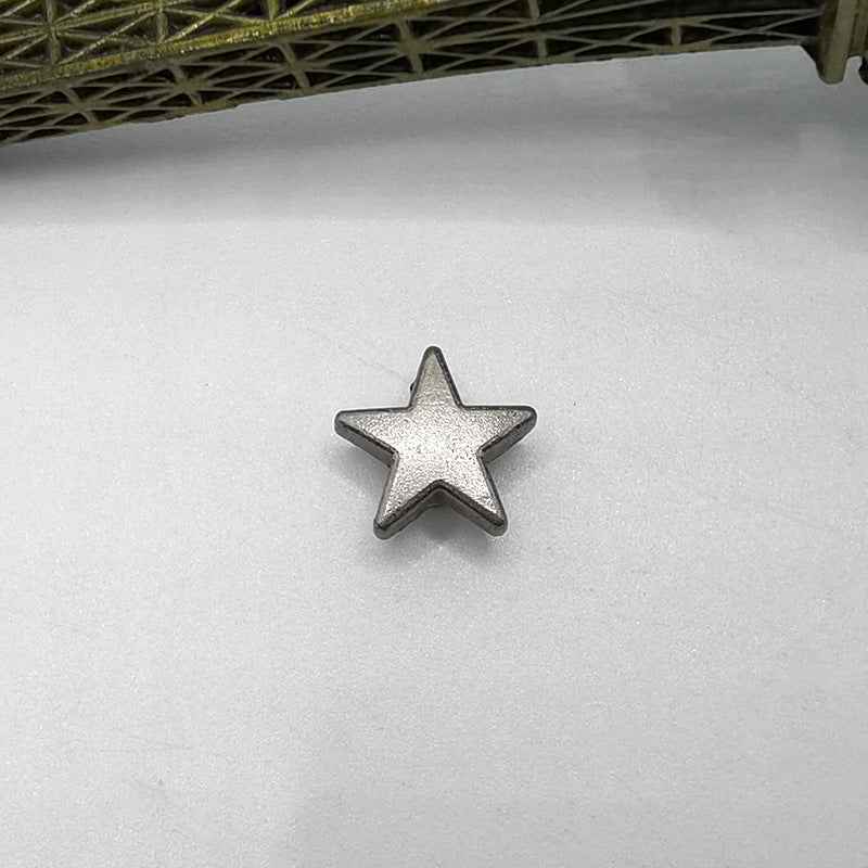 Stern-Stud aus Metall, silberner fünfzackiger Stern mit kurzem Stift